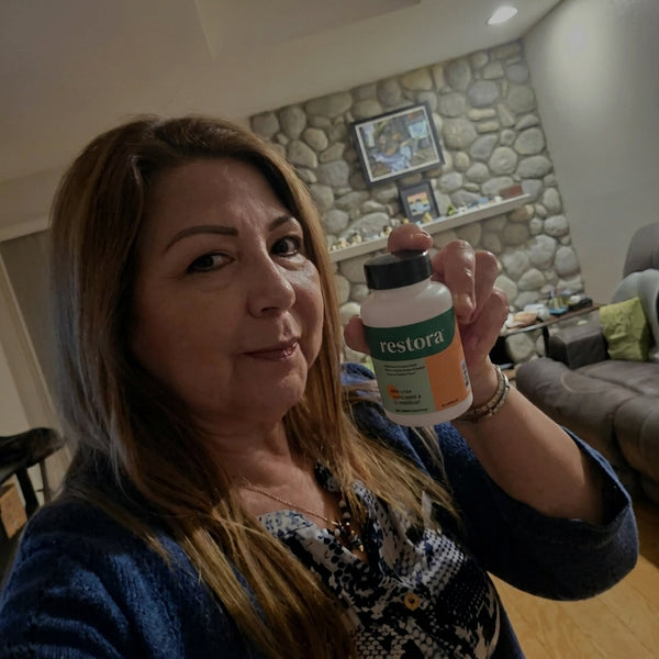 Laura con su frasco de Restora
